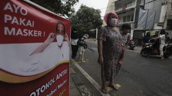 Sejumlah warga mengantre untuk mendapatkan takjil gratis di jalan Cempaka Putih Tengah XXI, Jakarta, Kamis (15/4/2021). [Suara.com/Angga Budhiyanto]