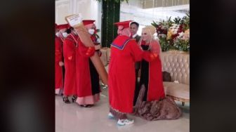 Antimainstream! Viral Tamu Undangan Pakai Toga Wisuda ke Pesta Nikah