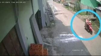 Terekam CCTV, Emak-emak Berkerudung Gendong Bayi Curi Motor di Mojokerto