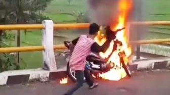 Aksi Pria Padamkan Motor Terbakar, Warganet Salah Fokus dengan Perekam