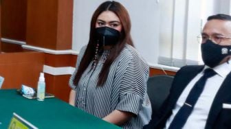 Thalita Latief Bacakan Gugatan Cerai, Dennis Lyla Tidak Hadir