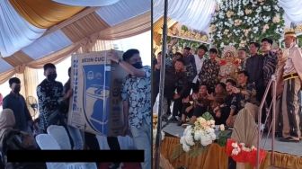 Bawa Perabot Sampai 'Depak' Pengantin Pria, Aksi Tamu Pernikahan ini Viral