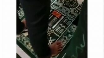 Pantau HP di Sajadah, Viral Pria Salat Tarawih Sambil Putar Judi