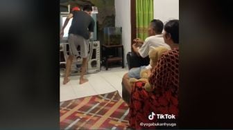 Kocak! Anak Matikan TV Pas Ortu Nonton Sinetron, Amarah Emak Salah Sasaran