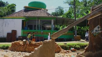 Shalat Jumat di Lokasi Gempa Malang