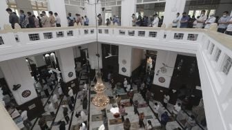 Umat Islam melaksanakan shalat Jumat di Masjid Cut Meutia, Menteng, Jakarta, Jumat (16/4/2021). [Suara.com/Angga Budhiyanto]