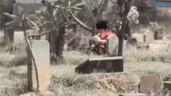 Viral Bocah Yasinan di Kuburan Ortu, Netizen Yakin Settingan TikTok, Tapi Ceritanya Sedih