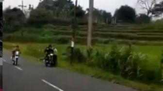 Viral Remaja Balap Liar saat Ngabuburit, Endingnya Terjungkal Masuk Parit