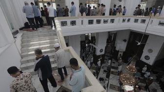 Umat Islam melaksanakan shalat Jumat di Masjid Cut Meutia, Menteng, Jakarta, Jumat (16/4/2021). [Suara.com/Angga Budhiyanto]