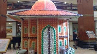 Sambut Ramdhan Hotel di Solo Ini Buat Miniatur Masjid dengan Rengginang