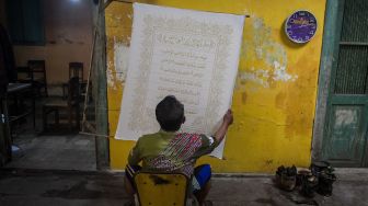 Perajin menyelesaikan pembuatan batik motif ayat Al Quran di Mahkota Batik Laweyan, Solo, Jawa Tengah, Jumat (16/4/2020). ANTARA FOTO/Mohammad Ayudha