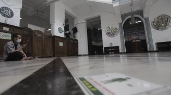 Umat Islam membaca Al-Quran di Masjid Cut Meutia, Menteng, Jakarta, Jumat (16/4/2021). [Suara.com/Angga Budhiyanto]