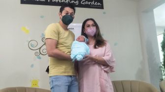 Pasangan Andrew Andika dan Tengku Dewi Putri bersama buah hatinya yang diberi nama Eshan Rayn Fischer saat ditemui di RSIB Bunda, Menteng, Jakarta Pusat, Jumat (16/4/2021).  [Suara.com/Alfian Winanto]