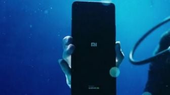 Pamer IP68, Xiaomi Unboxing Mi 11 Ultra di Bawah Air