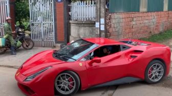 Begini Jadinya Jika Mobil 'Ferrari' Jadi Armada Jualan Semangka, Mewah!