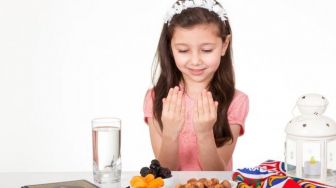 Dear Orang Tua, Lakukan 5 Hal Ini untuk Membantu Anak Beradaptasi Selama Ramadan