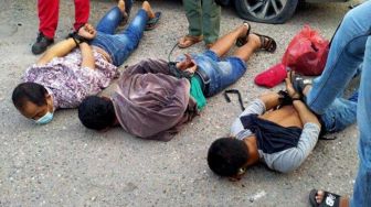 Rekam Detik-detik Penangkapan Kurir 5 Kg Sabu, Warga Riau Live Facebook