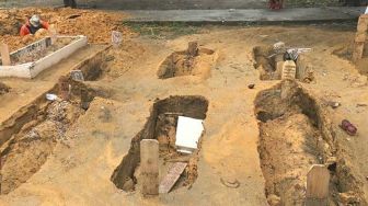 Hujan Deras, Puluhan Makam di TPU Payung Sekaki Pekanbaru Amblas