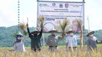 Selain Siapkan Pangan, Anies Janji Bantu Urus Surat Korban Kebakaran Taman Sari