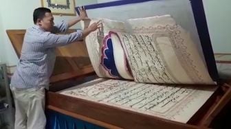 Al Quran Raksasa di Cilegon Berukuran 1,81 Meter