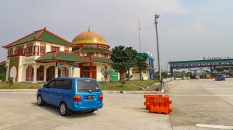 Masjid Babah Alun Desari yang bersebelahan dengan gerbang tol Cilandak Barat, Jakarta Selatan, Sabtu (17/4/2021). [Suara.com/Alfian Winanto]