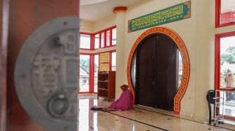 Warga beribadah di Masjid Babah Alun Desari yang terletak di Cilandak, Jakarta Selatan, Sabtu (17/4/2021). [Suara.com/Alfian Winanto]