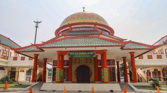 Melihat Keindahan Masjid Babah Alun Desari yang Bergaya Oriental