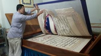 Setahun Penuh, Al Quran Raksasa di Ciwandan Ditulis Tangan Usai Tahajud