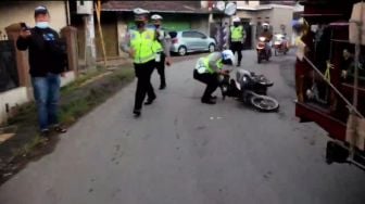 Dipepet Polisi, Sekelompok Remaja Berlarian Masuk Gang