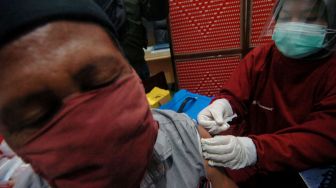 Mulai Suntikan Vaksin AstraZeneca, Pemprov DKI: Ada yang Demam dan Meriang