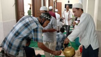 Sensasi Buka Puasa di Masjid Jami&#039; Assegaf Solo dengan Kopi Khas Campuran Rempah-rempah