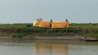 Tolak Tambang Pasir Ilegal di Sungai Opak, Warga Lakukan Aksi Bakar Sampah