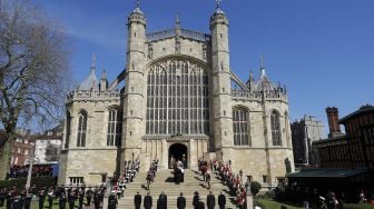 Pengusung jenazah Marinir Kerajaan membawa peti mati ke Kapel St George selama prosesi upacara pemakaman Pangeran Philip dari Inggris, Duke of Edinburgh di Kastil Windsor, Windsor, London Barat, pada (17/4/2021). [Kirsty Wigglesworth / POOL / AFP]