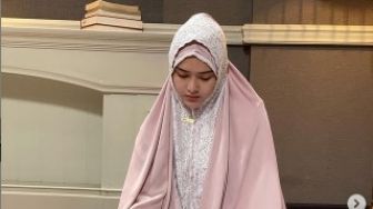 Pamer Foto Pakai Hijab Terus, Netizen ke Amanda Manopo: Mau Mualaf Kah?