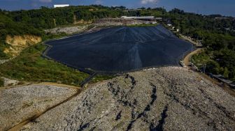 Foto udara lapisan geomembran menutup hamparan lahan bekas timbunan sampah untuk menghasilkan metana pada proyek Pembangkit Listrik Tenaga Sampah (PLTSa) Landfill Gas di Tempat Pembuangan Akhir Jatibarang, Kota Semarang, Jawa Tengah, Sabtu (17/4/2021). [ANTARA FOTO/Aji Styawan]