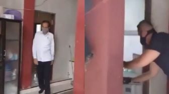 Viral Jokowi Numpang ke Toilet Warga, Paspampres Sigap Tunggu Pintu WC