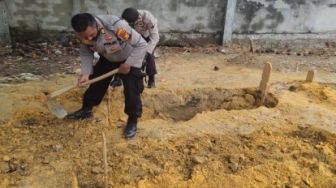 Polsek Tampan Bantu Penimbunan Kembali Kuburan Amblas