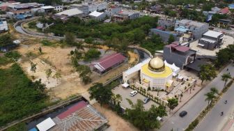 Foto udara Bangunan Masjid Raudhatul Jannah di Kelurahan Korumba, Kecamatan Mandonga, Kendari, Sulawesi Tenggara, Senin (19/4/2021). ANTARA FOTO/Jojon