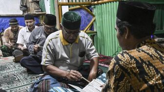 Semangat Lansia Bejar Mengaji Al Quran Selama Ramadhan