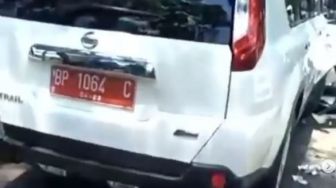 Mobil Plat Merah Ugal-ugalan di Batam, Tabrak Lima Kendaraan Satu Tewas