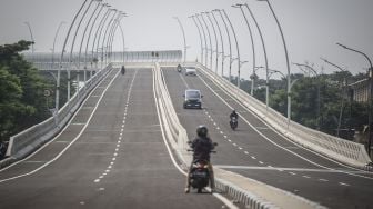 Sejumlah kendaraan melintas saat uji coba tahap pertama jalan layang (Flyover) Cakung di Jakarta, Senin (19/4/2021). ANTARA FOTO/Aprillio Akbar
