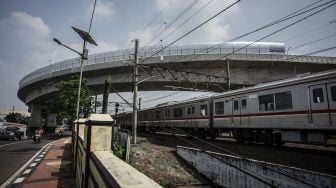 KRL melintas di bawah jalan layang (Flyover) Cakungi, Jakarta, Senin (19/4/2021). ANTARA FOTO/Aprillio Akbar
