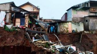 BRUKK! Dua Rumah Warga Ambruk Akibat Jalur Ganda Bogor-Sukabumi Amblas