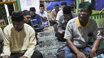 Sejumlah warga belajar membaca Al Quran di Pondok Iqro, Cikarang, Kabupaten Bekasi, Jawa Barat, Minggu (18/4/2021).  ANTARA FOTO
