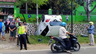 Honda Brio Terbalik Masuk Selokan di Jember, Sopirnya Mama Muda Masih Syok