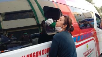 Mobil Luar Wilayah Solo Diberhentikan, Pengemudi Langsung Dites Antigen