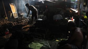 Suasana pabrik pembuatan nasi lemang di kawasan Senen, Jakarta Pusat, Senin (19/4/2021). [Suara.com/Dian Latifah]
