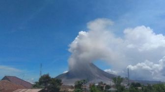 2 Kali Erupsi, Gunung Sinabung Luncurkan Abu Vulkanik Sejauh 2.000 Meter