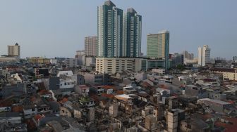 Foto aerial suasana sisa permukiman yang terbakar di Keagungan, Taman Sari, Jakarta Barat, Senin (19/4/2021). [Suara.com/Angga Budhiyanto]