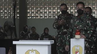 Kepala Staf Angkatan Darat (Kasad), Jenderal TNI Andika Perkasa (kedua kanan) meresmikan 'Smart' Instalasi Tahanan Militer berbasis Information, Communication, Technology (ICT) di Markas Polisi Militer Kodam Jayakarta, Jakarta, Selasa (20/4/2021). [Suara.com/Angga Budhiyanto]